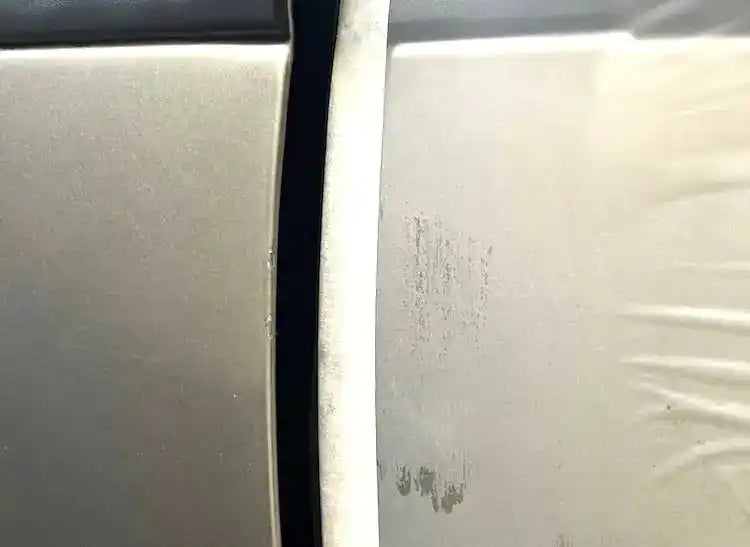 Rayure profonde et éclats de peinture sur porte carrosserie Ducati MOTO avant réparation.